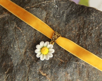 Daisy necklace choker, Velvet choker pendant, Mustard ribbon choker,  White daisy choker yellow ribbon, Collar velvet choker women