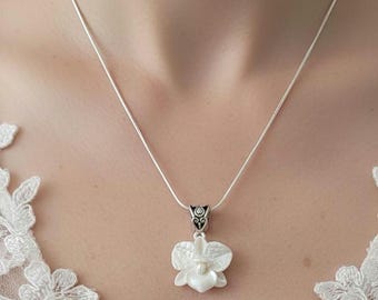 Ręcznie robiony naszyjnik z pereł i kości słoniowej z motywem orchidei, wisior z kwiatów z gliny polimerowej