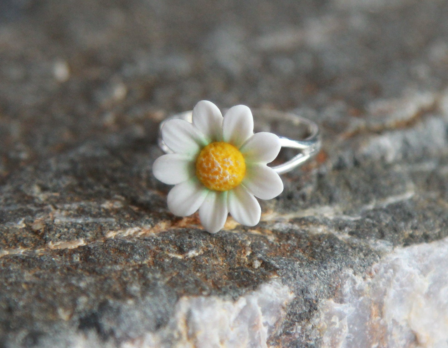 BULLY DAISY RING flower