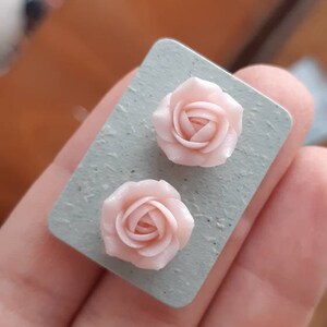 lichtroze oorknopjes Roze bloemoorbellen van polymeerklei Poederroze sieraden voor dames afbeelding 9