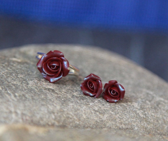 Burgundy floral jewelry set, Dainty flower earrings, Tiny flower stud earrings, Clay flower rings , Dark red rose ring, Maroon earrings