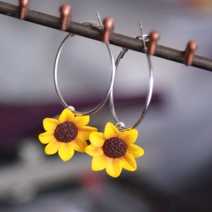 Pendientes de flor de arcilla girasol, Pendientes colgantes de arcilla polimérica, Pendientes de aro de girasol, Joyas florales amarillas para mujer, Pendientes de flores delicadas