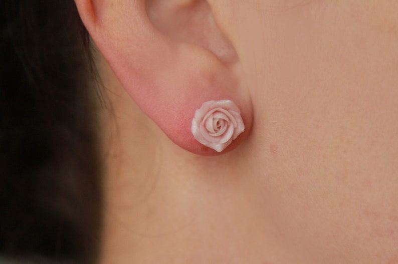 Clous d'oreilles rose clair Boucles d'oreilles fleurs roses en pâte polymère Bijoux rose poudré femme 12 mm/ 0.47 in