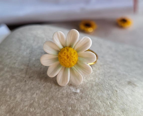Grande anello con margherita, argilla polimerica, gioielli con