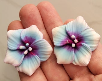 Brincos de flor grandes em argila polimérica, azul royal e roxo.