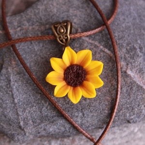 Sonnenblume Halskette, Gelbe Blume Statement Halskette, Blumenschmuck Anhänger aus Polymer Ton