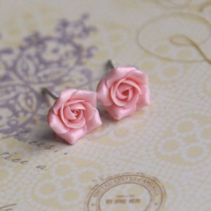 Mini stud earrings pink/ Small flower earrings/Tiny earrings studs/ Polymer clay flower jewelry/ Pink pearl earrings