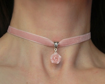 Ras de cou en velours rose, collier ras de cou en velours pour femme, tour de cou rose poudré, collier de fleurs, pendentif en pâte polymère, collier de fleurs délicates