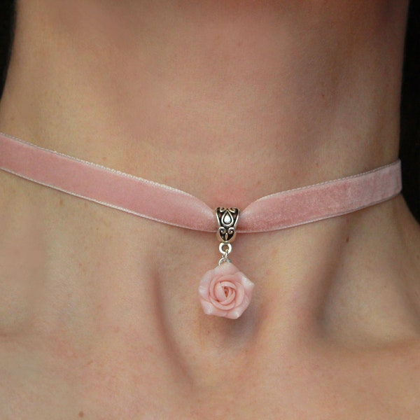 Gargantilla de terciopelo rosa, Collar gargantilla de terciopelo para mujer, Gargantilla rosa empolvado, Collar de flores, Colgante de arcilla polimérica, Collar de flores delicadas