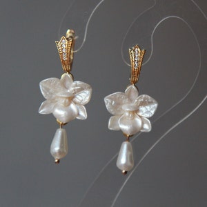 Orecchini orchidea con perle bianche, gioielli da sposa da donna, orecchini pendenti in argilla polimerica con fiori, gioielli da sposa
