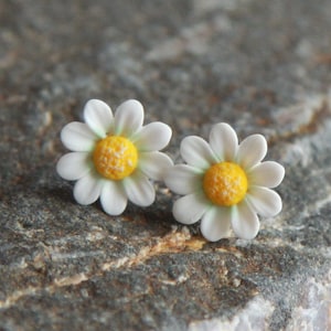 Daisy earrings stud, Mini flower stud earrings, White daisy earrings, Polymer clay earrings, Minimalist earrings, Daisy jewelry