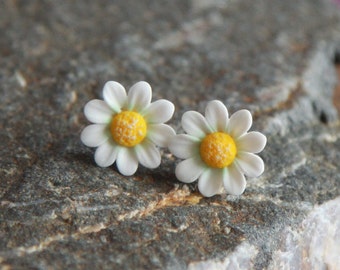Daisy earrings stud, Mini flower stud earrings, White daisy earrings, Polymer clay earrings, Minimalist earrings, Daisy jewelry