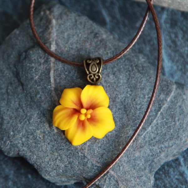 Gelbe Blumenhalskette -Polymer Clay Blumenanhänger - Hibiskusschmuck