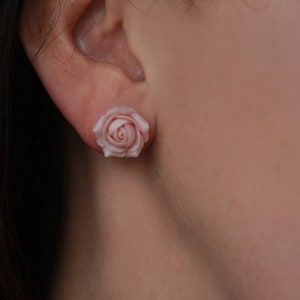 Clous d'oreilles rose clair Boucles d'oreilles fleurs roses en pâte polymère Bijoux rose poudré femme 15 mm/ 0.59 in