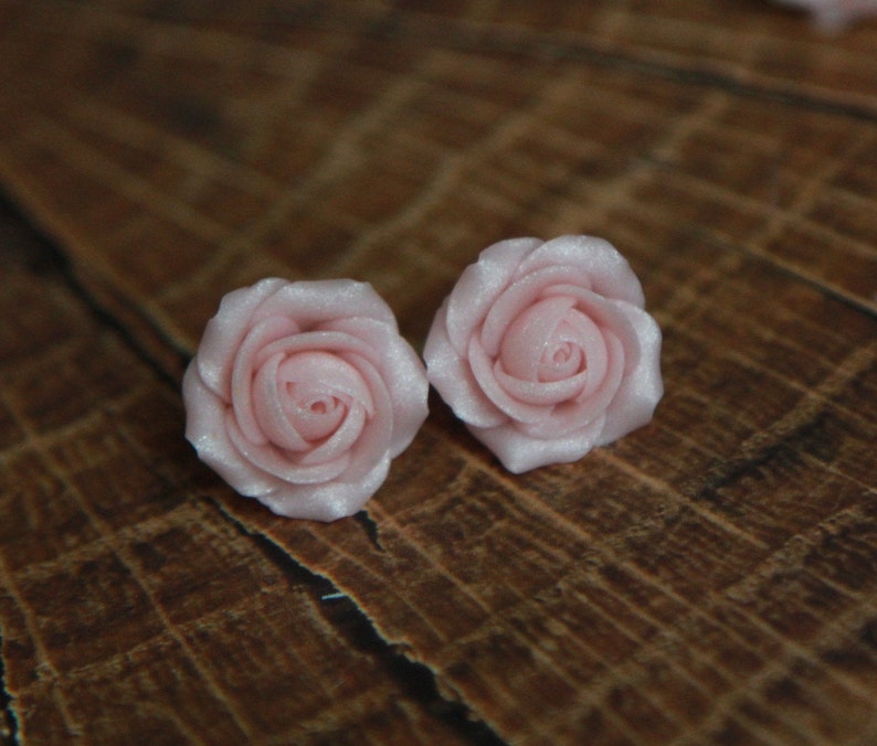 Clous d'oreilles rose clair Boucles d'oreilles fleurs roses en pâte polymère Bijoux rose poudré femme image 3