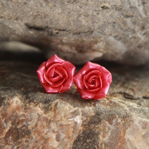 Orecchini a bottone con fiori rosa, orecchini a bottone con fiori in argilla polimerica, orecchini a bottone con rose piccoli, orecchini a fiore delicati, orecchini con perle rosa