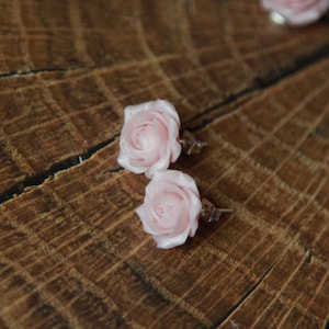 Clous d'oreilles rose clair Boucles d'oreilles fleurs roses en pâte polymère Bijoux rose poudré femme image 5