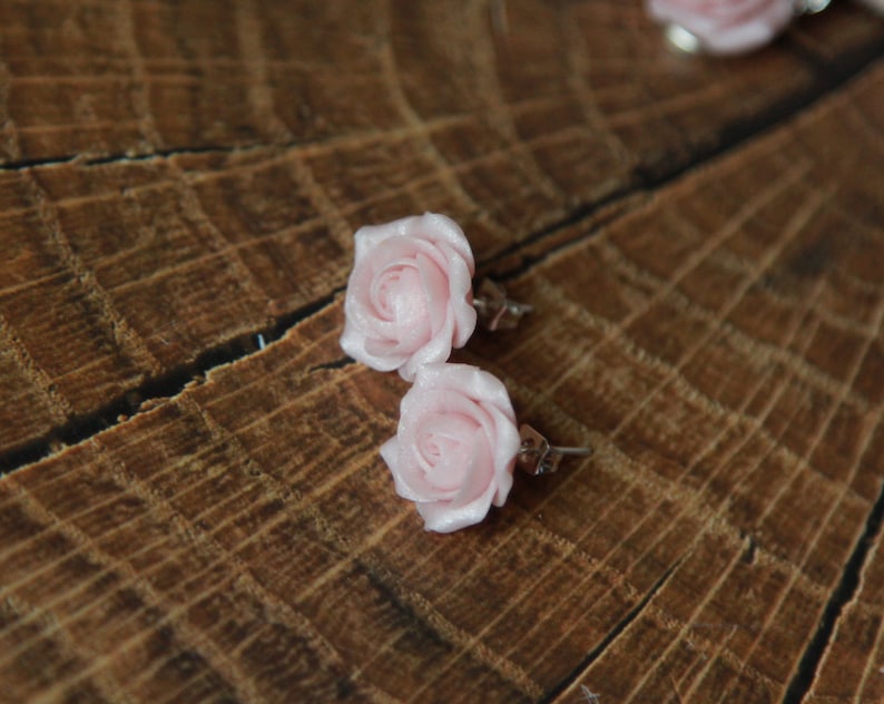 Clous d'oreilles rose clair Boucles d'oreilles fleurs roses en pâte polymère Bijoux rose poudré femme image 5