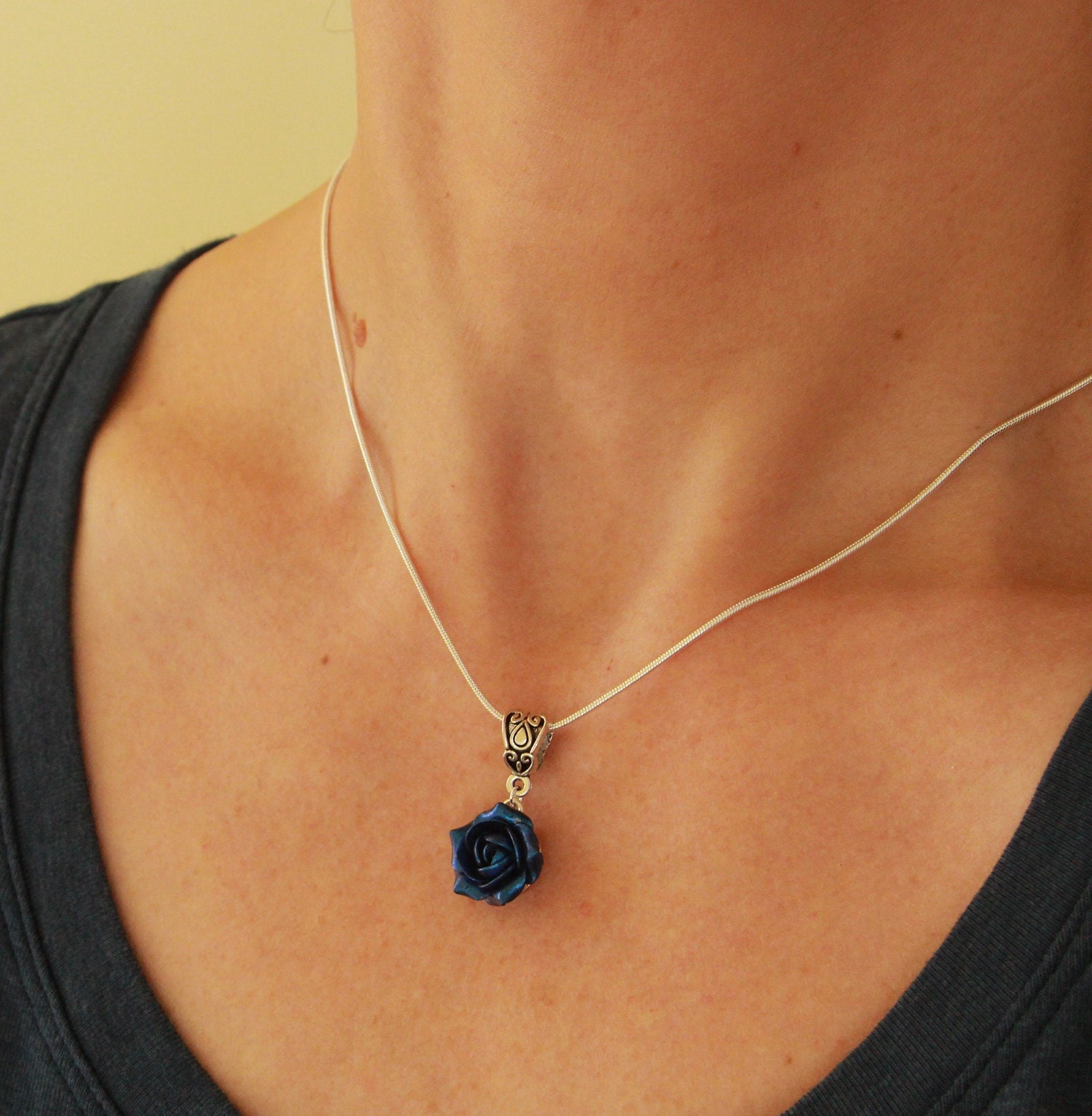 SMOKY BLUE rose coin necklace シルバー 40cm Navy Blue Rose Necklace, Snake Chain Necklace With Charm, Dark