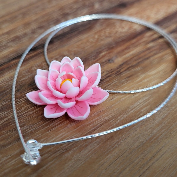 Collier de lotus rose indien avec choker en argent sterling/ Collier pendentif en fleur d’argile polymère/ Bijoux floraux rose chaud