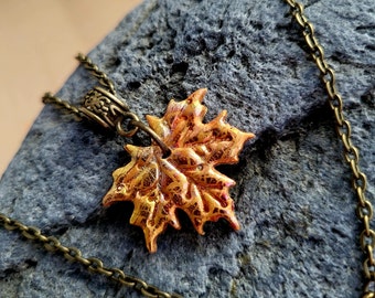 Collar de hojas de otoño Collar de hojas de arce naranja Joyas de hojas de arcilla polimérica Colgante de cadena de bronce Joyas de otoño