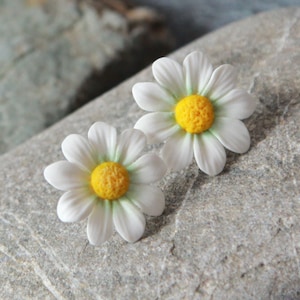 Polymer clay earrings flower- Daisy earrings stud- Floral polymer clay earrings stud - Big white flower earrings- Clay floral jewelry