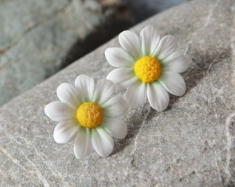 Daisy Stud Earrings – White Floral Polymer Clay Jewelry