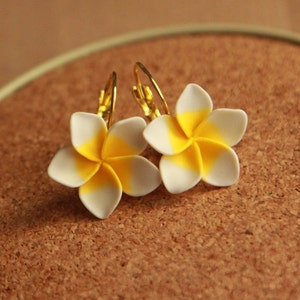 Plumeria earrings- Hawaiian flower earrings- Polymer clay earrings dangle- Summer earrings yellow- Handmade jewelry