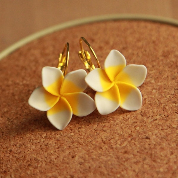 Boucles d’oreilles Plumeria- Boucles d’oreilles en fleurs hawaïennes- Boucles d’oreilles en argile polymère pendantes- Boucles d’oreilles d’été jaunes- Bijoux faits à la main