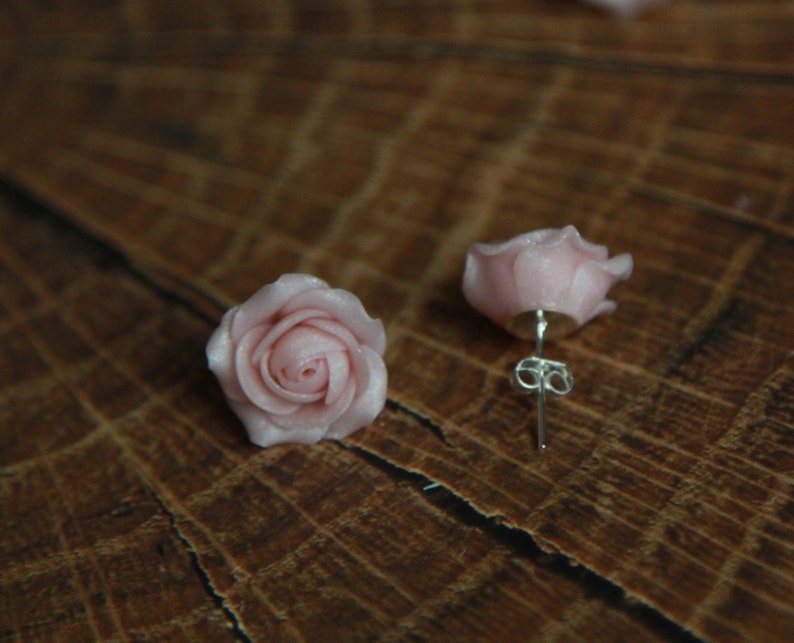 Clous d'oreilles rose clair Boucles d'oreilles fleurs roses en pâte polymère Bijoux rose poudré femme image 2