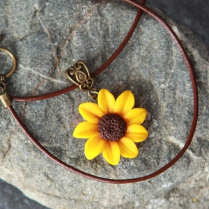 Sonnenblume Halskette Lederband, Sonnenblume Anhänger, Gelbe Blume Statement Halskette, Fimo Anhänger, Blumen Halskette, Geschenk für Frauen