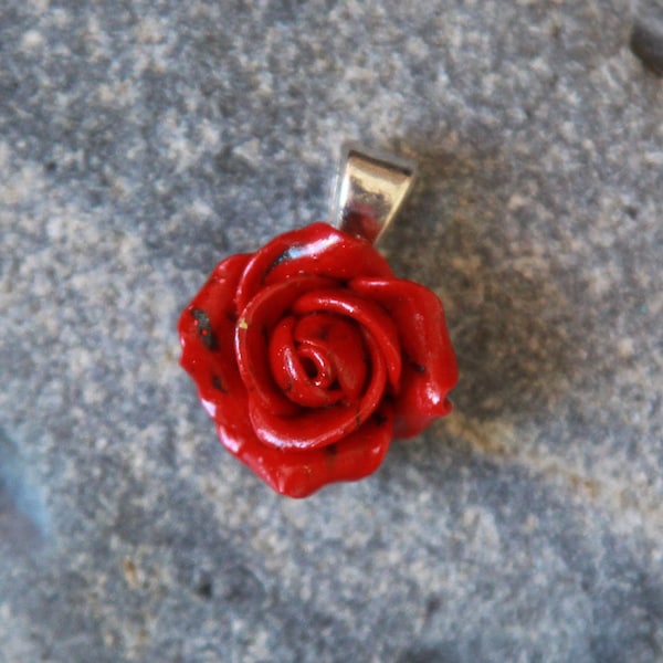 Collier pendentif rose rouge Bijoux fleurs en pâte polymère Collier floral délicat avec chaîne en argent serpent Corail