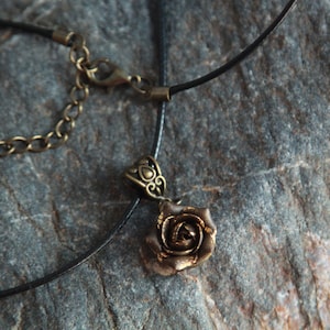 Rose Halskette, Bronze Anhänger Frauen, Ton Blume Halskette Schnur, Minimalist Schmuck, Braun Anhänger Halskette, Statement Blume Halskette