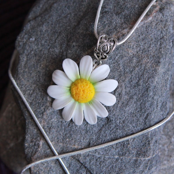 Clay Daisy necklace, White flower pendant large, Polymer clay floral pendant, Handmade daisy jewelry