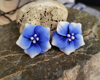 Brincos de flor azul royal extragrandes, brincos de pino florais em argila polimérica.