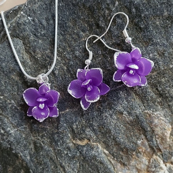 Parure de bijoux violette, collier d'orchidées violettes, breloques de boucles d'oreilles pendantes, fleurs de boucles d'oreilles en pâte polymère, boucles d'oreilles fleurs en argile