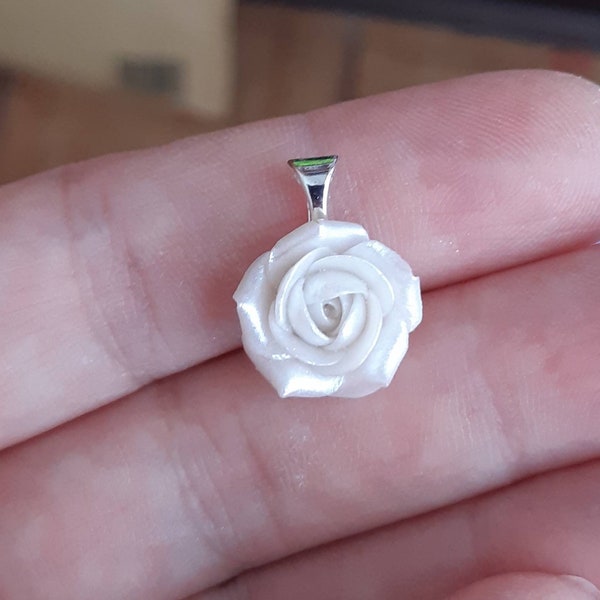 Pendentif rose perle Pendentif en argile polymère Pendentif rose blanche Pendentif rose ivoire Chaîne de collier floral Petit pendentif fleur