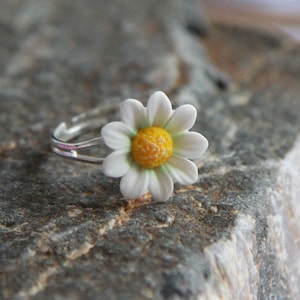 Daisy ring, Clay flower rings, White flower ring adjustable, Polymer clay floral jewelry, Summer jewellery women, Delicate ring