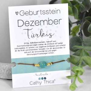 Könnte beinhalten: Türkisfarbener Stein-Armband mit braunem Band und goldenen Perlen. Die Karte zeigt den Text "Geburtsstein Dezember Türkis" und beschreibt die Bedeutung des Türkis-Steins. Die Karte zeigt auch "handmade" und "Cathy Thica".