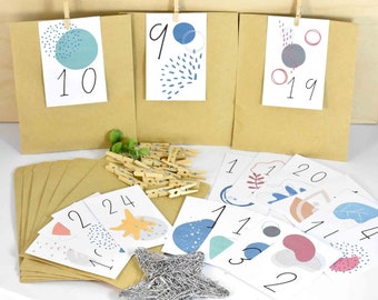 Calendario dell'Avvento fai da te con sacchetti di carta, numeri e fermagli in legno con motivi