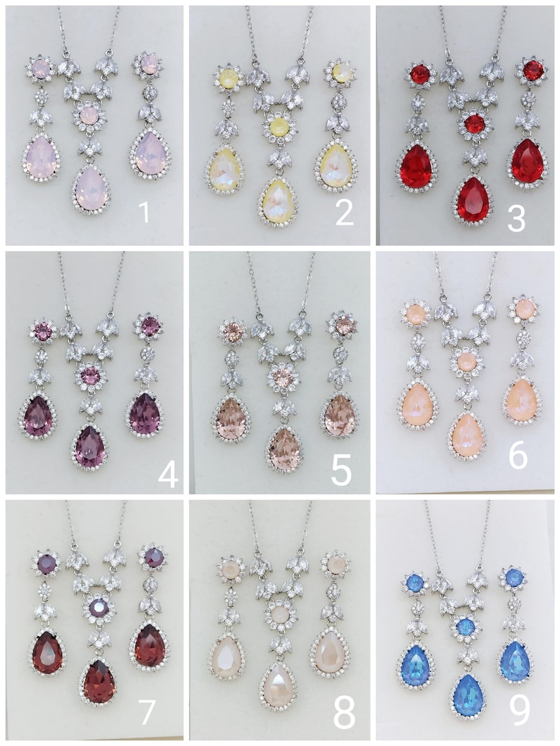 Puede incluir: Nueve juegos de joyas de novia plateadas con colgantes de cristal en forma de l&aacute;grima y detalles florales. Los juegos est&aacute;n dispuestos en una cuadr&iacute;cula con cada juego numerado del 1 al 9.
