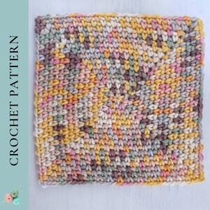 Op de afbeelding: Een kleurrijk gehaakt vierkant met een draaiend patroon in tinten geel, bruin, roze en groen.