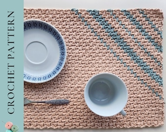 Peut inclure: Un set de table crocheté beige clair avec un motif diagonal turquoise. Une assiette blanche avec un bord à motifs bleus, une fourchette argentée et une tasse blanche sont sur le set de table. Le texte "CROCHET PATTERN" est à gauche.