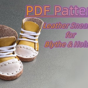 Może przedstawiać: Wzór PDF na skórzane buty sportowe dla lalek Blythe & Holala. Buty są żółte ze sznurowadłami w kolorze białym i białym noskiem.