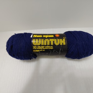 Może przedstawiać: Motka włóczki Sun-spun Wintuk w kolorze granatowym, 100% akryl Orlon, 4-nitkowa, przędza wełniana do robótek na drutach, 100 gramów wagi netto.
