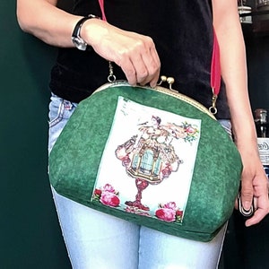 Viktorianische Dame aufgenähte Umhängetasche oder Umhängetasche mit Metal Kiss Lock Rahmen und verstellbarem Riemen