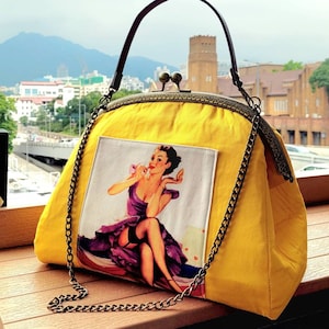 Vintage look pin-up girl print metal frame kiss lock shoulder bag / handbag.