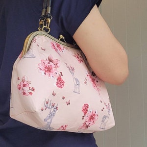Lente bloemen herten print handtas of schoudertas met metalen sluiting kus slot opening.  Handgemaakte.