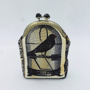 Raven Halloween Kiss Lock Geldbörse mit schwarzen floralen Kristallschliff Knöpfen mit Kiss Lock Metallrahmen. Handarbeit.