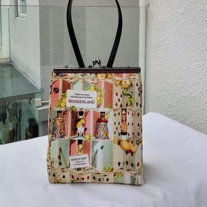Alice in wonderland handtas of schoudertas met Alice-theekransje "Welke deur te kiezen?" afdrukken.  Retro-klassieke look met een leuke twist